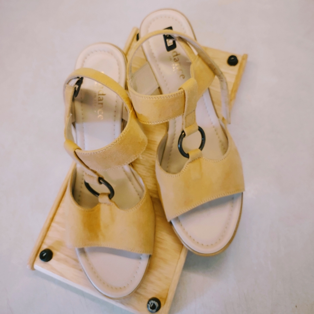 SUNDANCE LIGHT YELLOW SUEDE MADE IN ITALY CHUNKY HEEL SANDALS WOMEN'S SIZE 8 - Picture 5 of 11